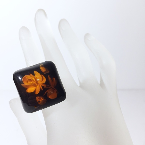 Reverse carved floral Bakelite ring - Picture 2 of 7